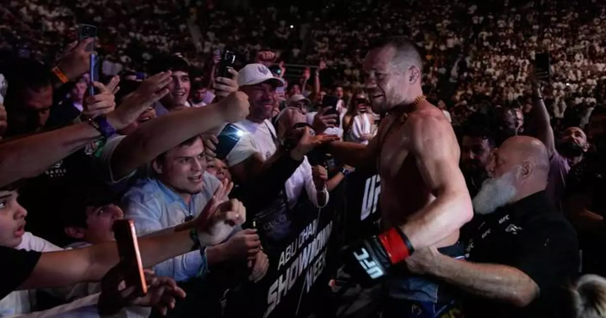 Alexander Volkanovski stops Movsar Evloev in 2nd round to retain featherweight title at UFC 333