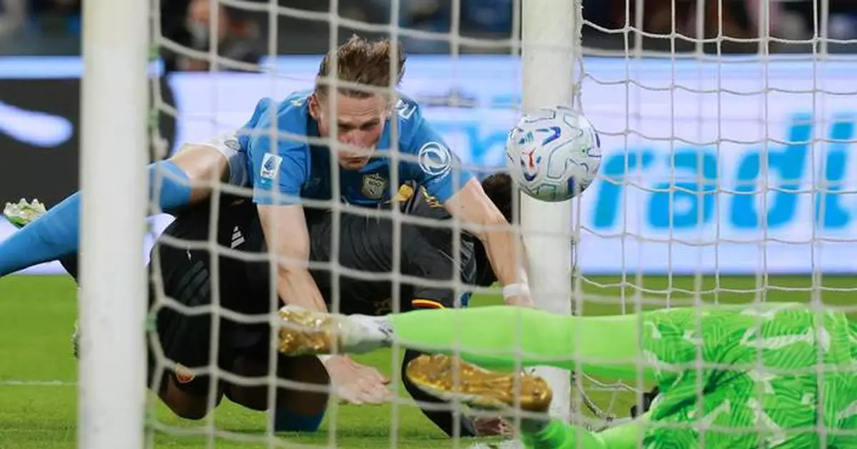 Roma holds Napoli to dramatic draw and Dortmund beats Frankfurt ahead of Bayern clash