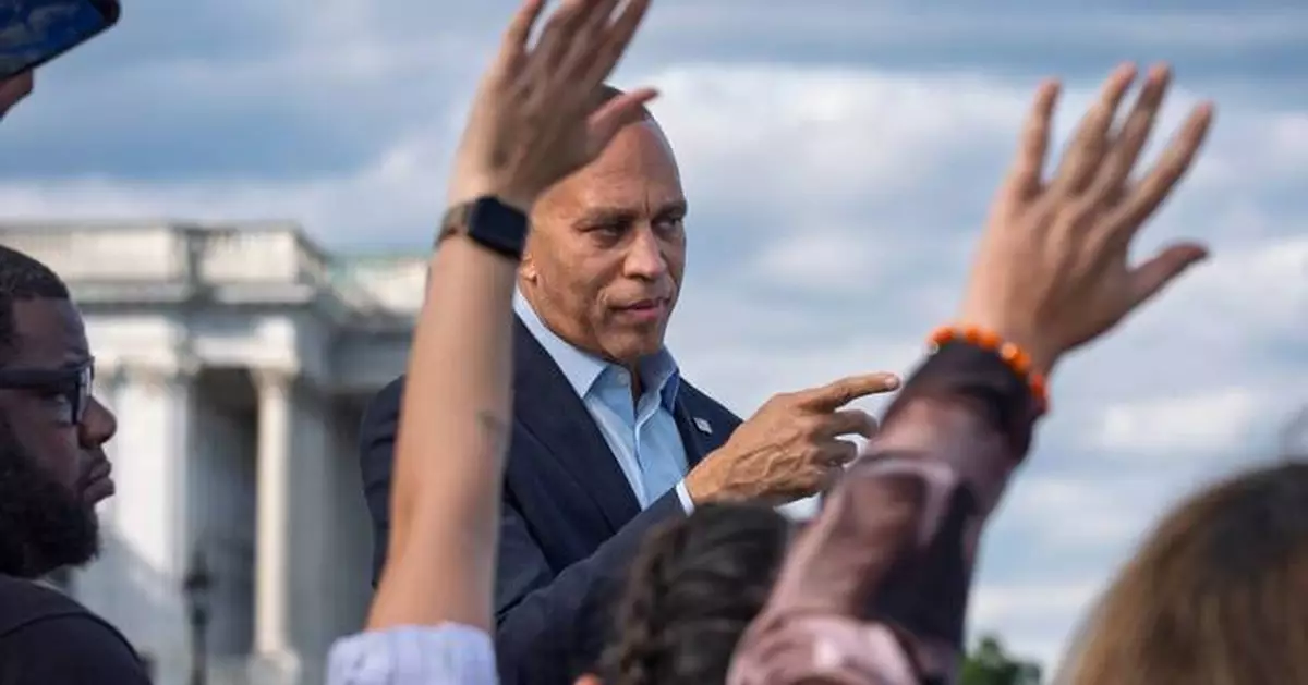 Jeffries says House Democrats reaching to flip Trump districts in attempt to repeat their 2018 sweep