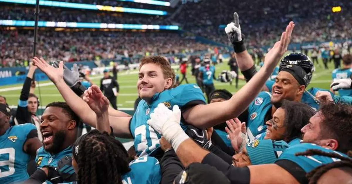 Cam Little's 57-yard FG gives Jaguars 19-17 win over Eagles in wild finish in London