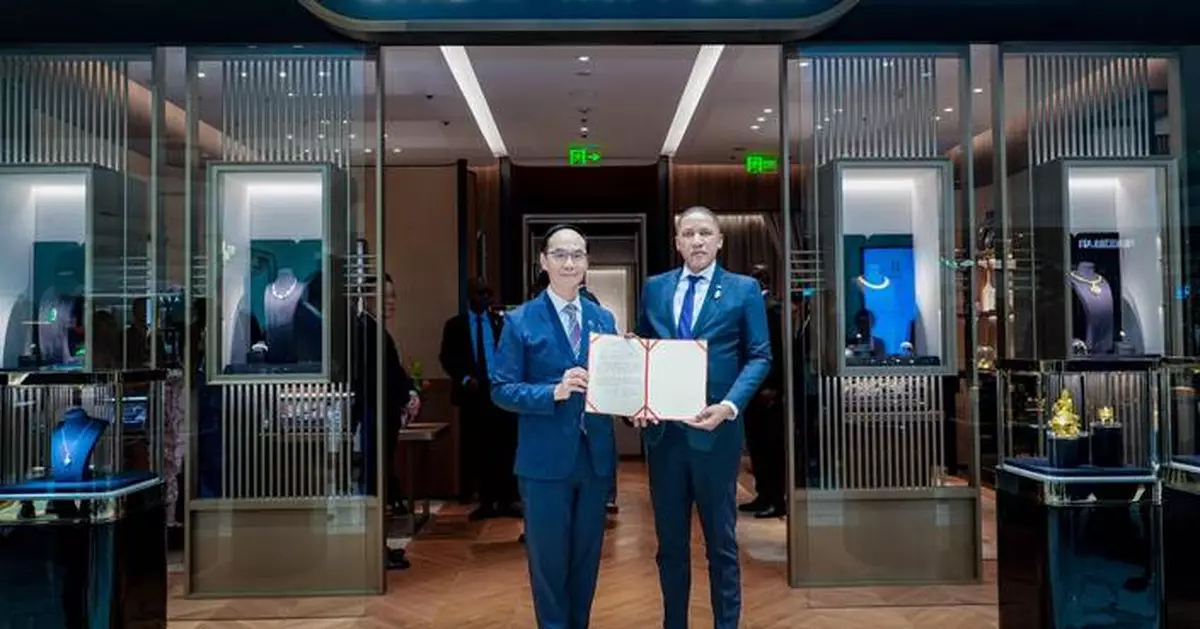 Chow Tai Fook Jewellery Group Welcomes President of Botswana to Its Newly Opened Signature Boutique in Beijing