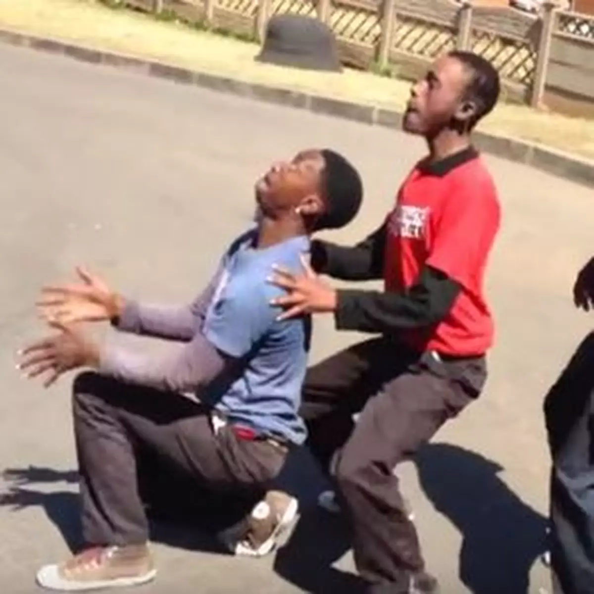 南非甩骹舞 仲有一頂神奇帽