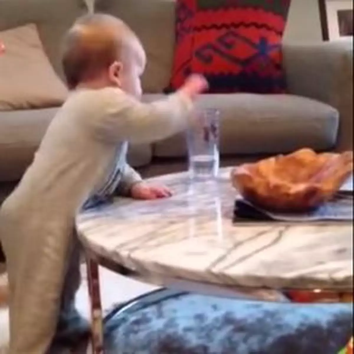 BB想玩水杯 媽咪瘋狂NO