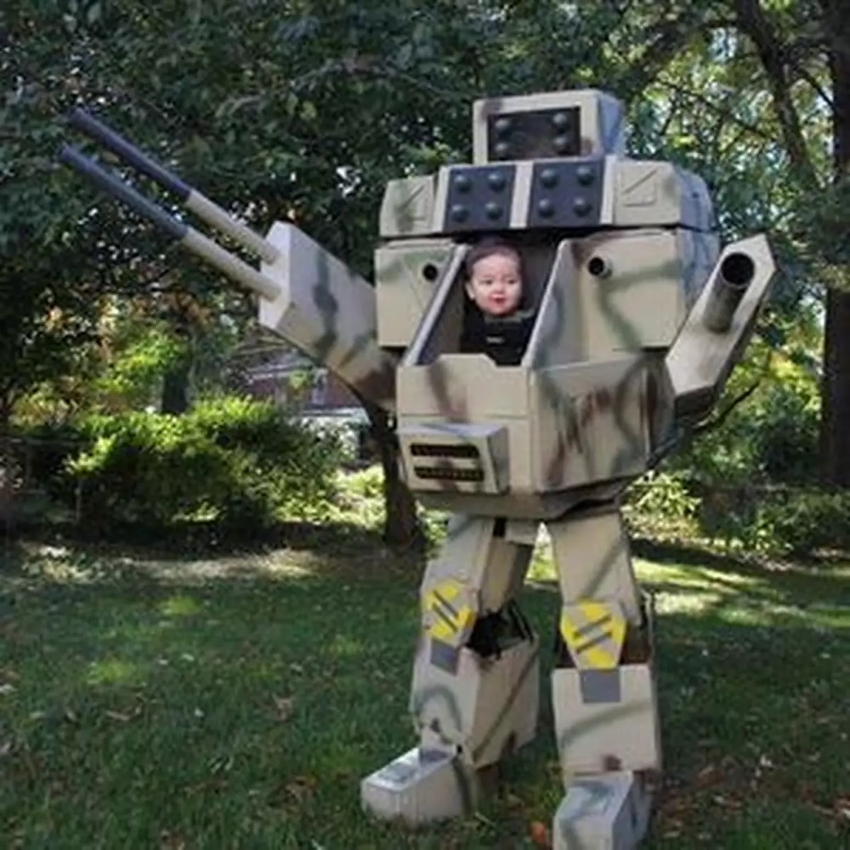 好爸變身機械人 阿仔笑騎騎做機師