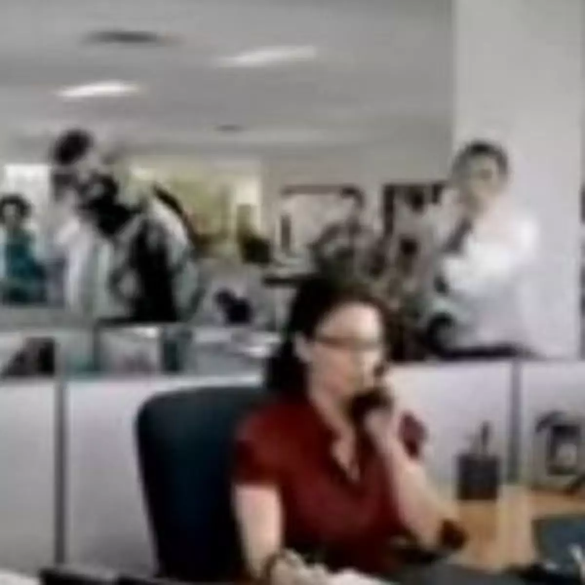 老闆告假 員工造反