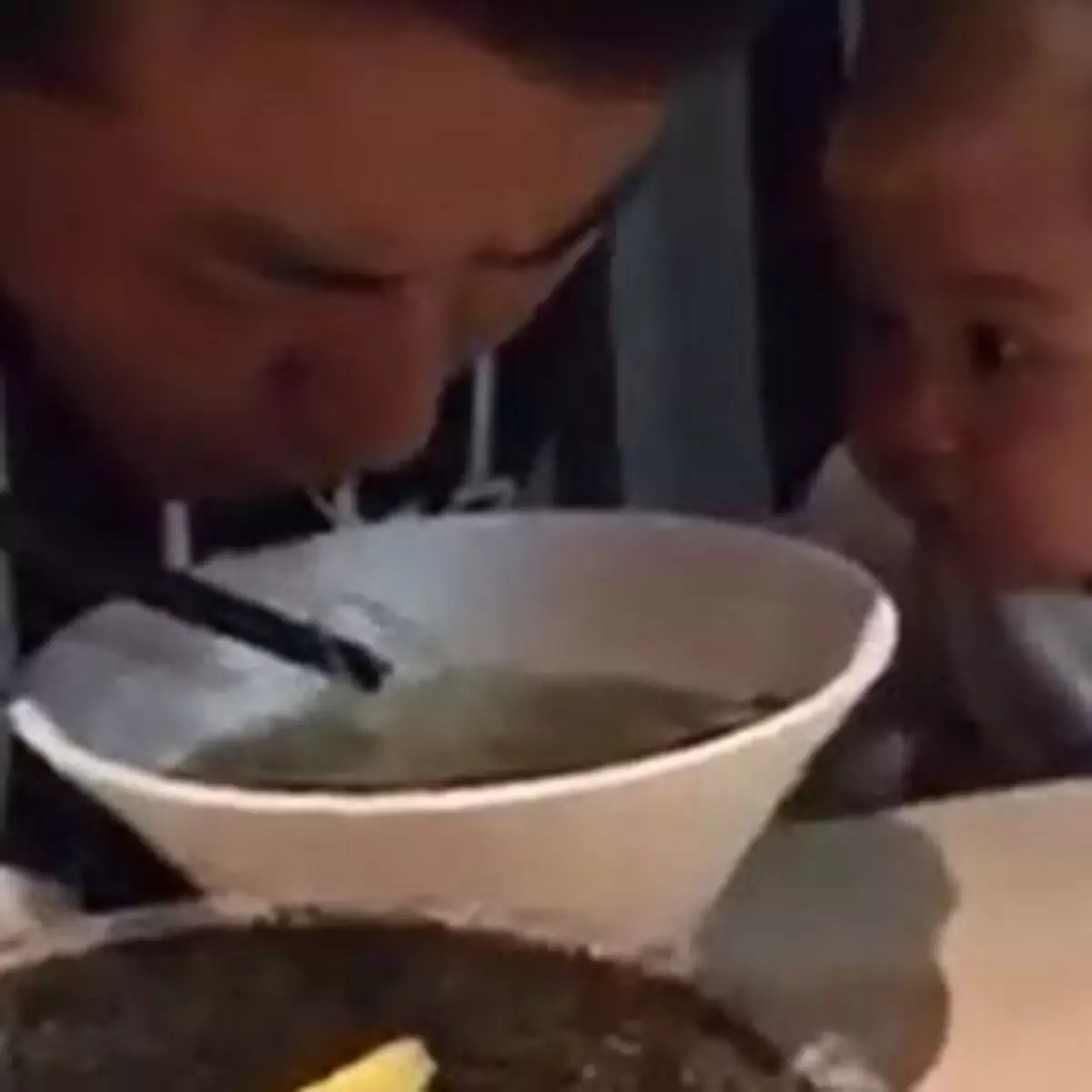 秒拍精選：為食B仔睥住碗麵