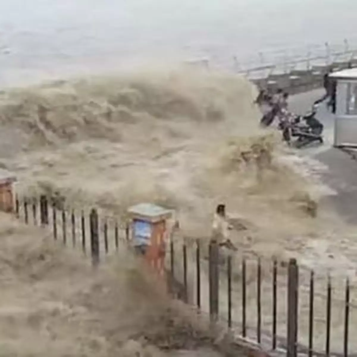 錢塘江潮湧上堤 遊人變游魚