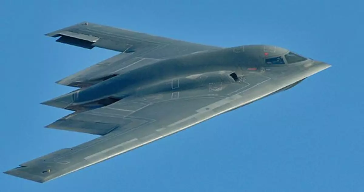 美媒: 中國「利劍」隱形無人機 似迷你版B2轟炸機