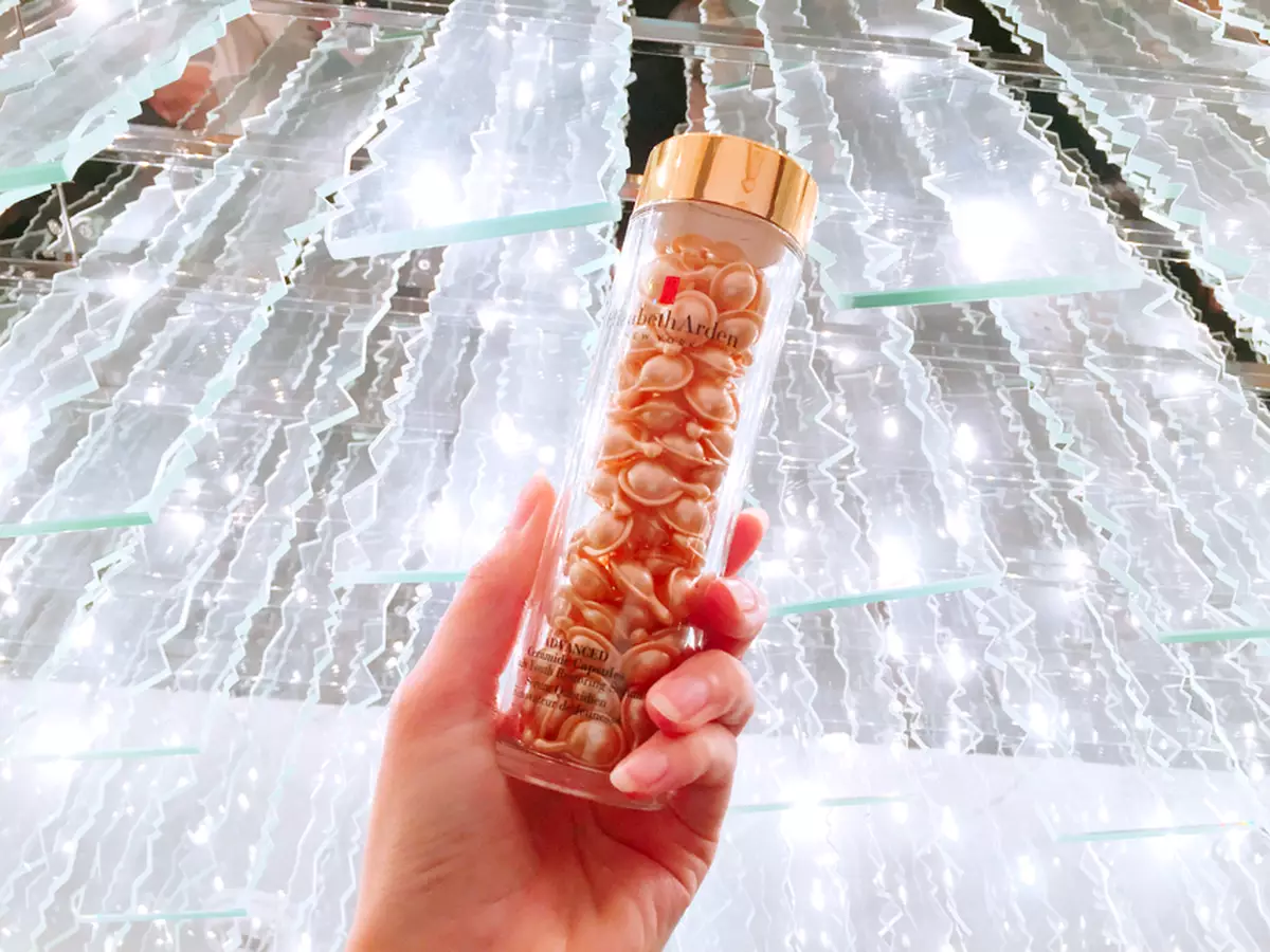 Elizabeth Arden 肌膚逆轉十年不再是夢。全新升級版黃金導航膠囊