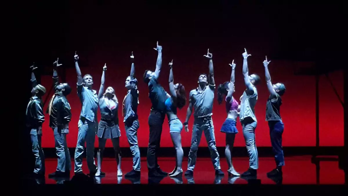 現代版《羅密歐與茱麗葉》。.* 創新歌舞巨著《夢斷城西》！