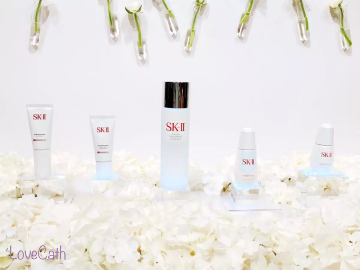 SK-II 觸得到的發光肌。輕透光感鑽白 CC Cream不油不笠。360°鑽白光感 「隱形裸妝」