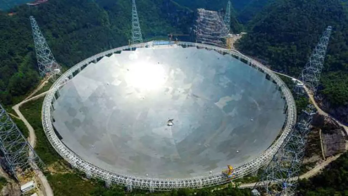 親睹「中國天眼」極其震撼  射電望遠鏡可看137億光年