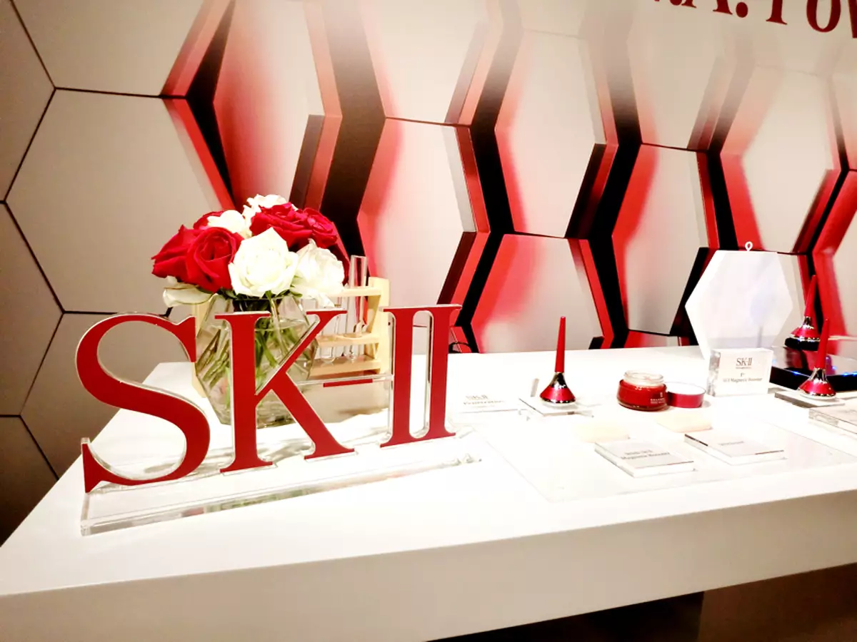 SK-II 全球首支「磁力微振導入儀」三倍加強肌膚滲透力。肌膚好似雞蛋般又彈又滑
