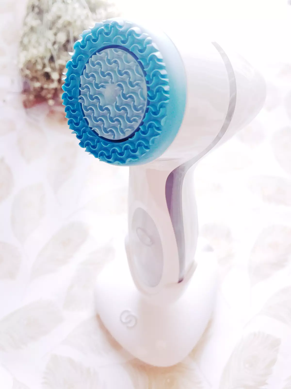 陪伴您塑造健康潔淨美肌。一機雙效 ageLOC® LumiSpa