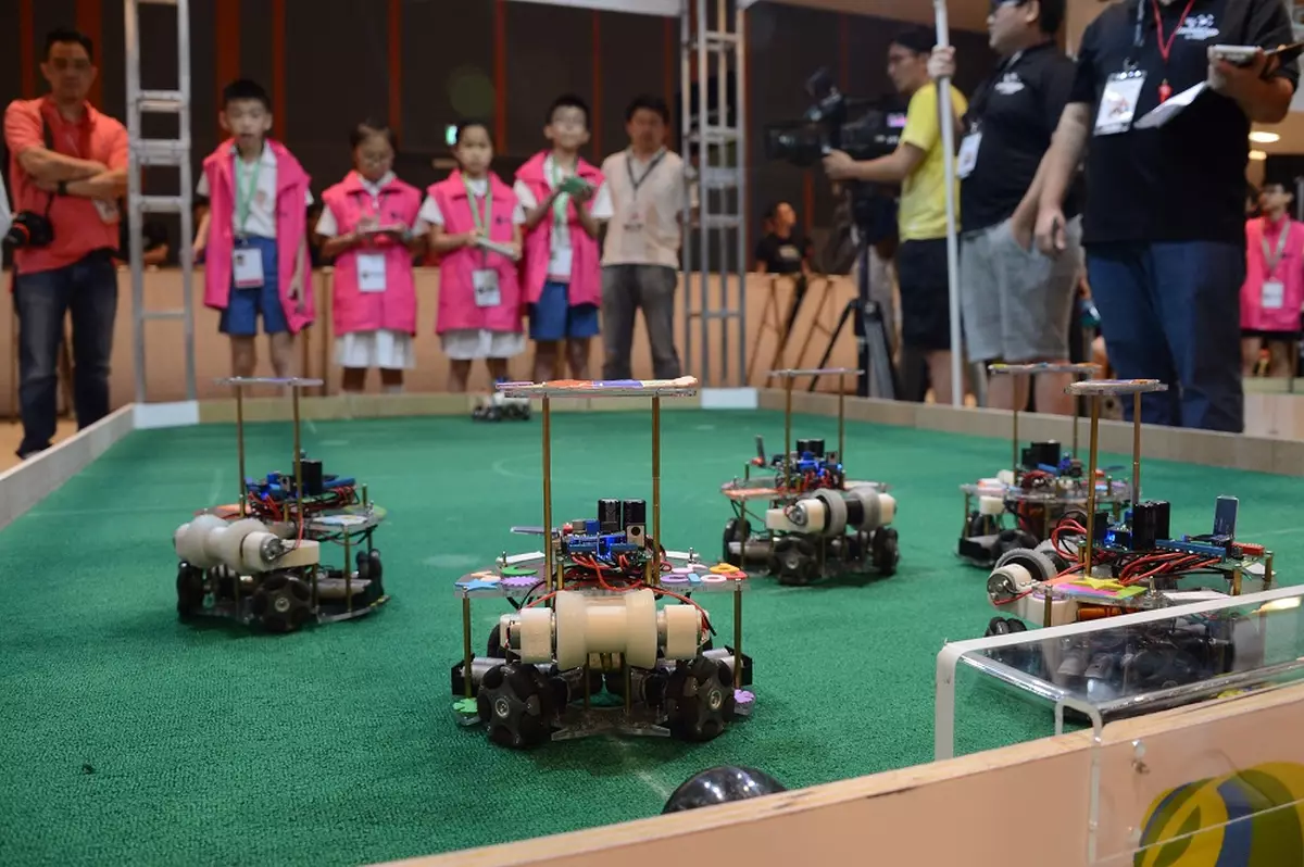 怎樣看每間中學有100萬搞「IT創新實驗室」