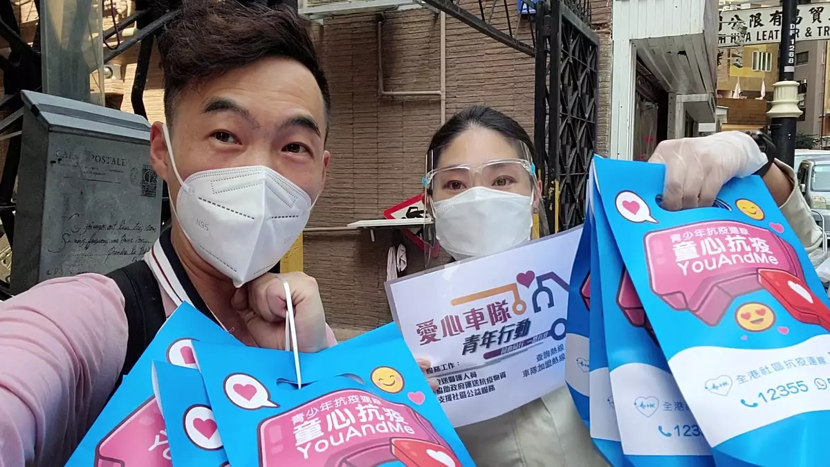 香港青年親身派發物資予學童家庭