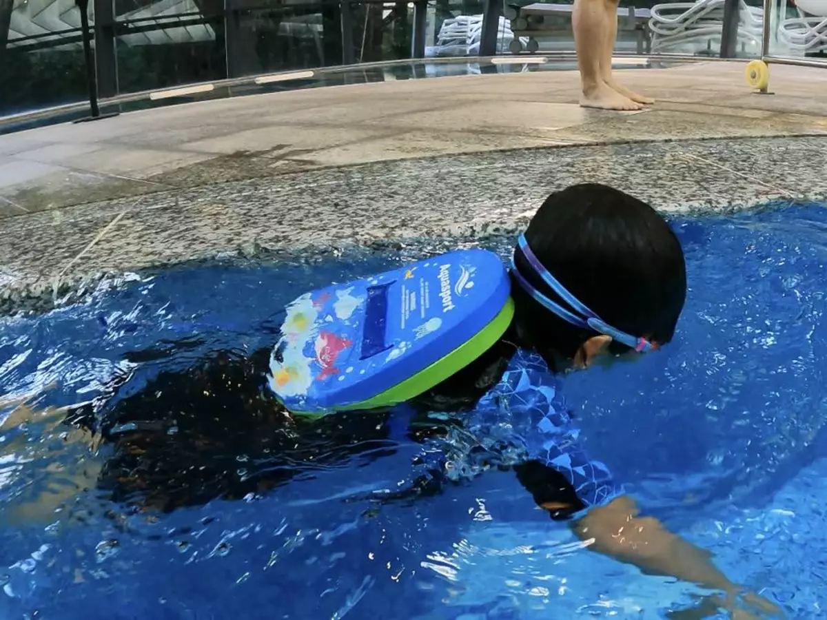 游泳用具浮背的功用、如何選購及配戴