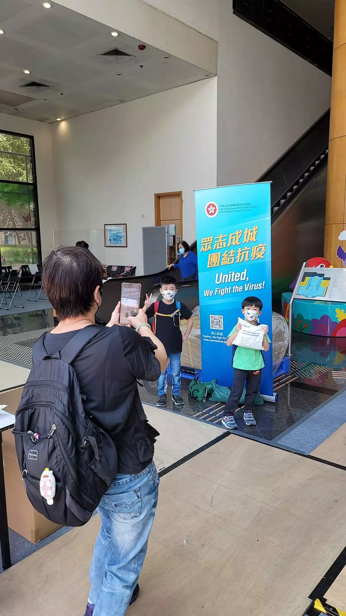 「補漏拾遺派發站」最後一天開放　拎快測包現人龍 高Sir感謝所有民政同事和志願者的付出