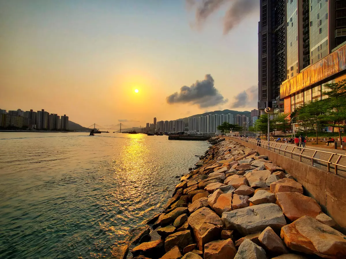 積極吸納人才移港 經濟樓市再創奇蹟