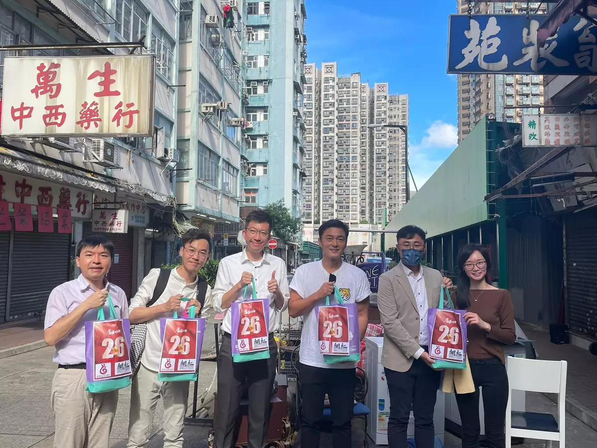 KOL和藝人到訪基層戶送福袋慶香港回歸26周年