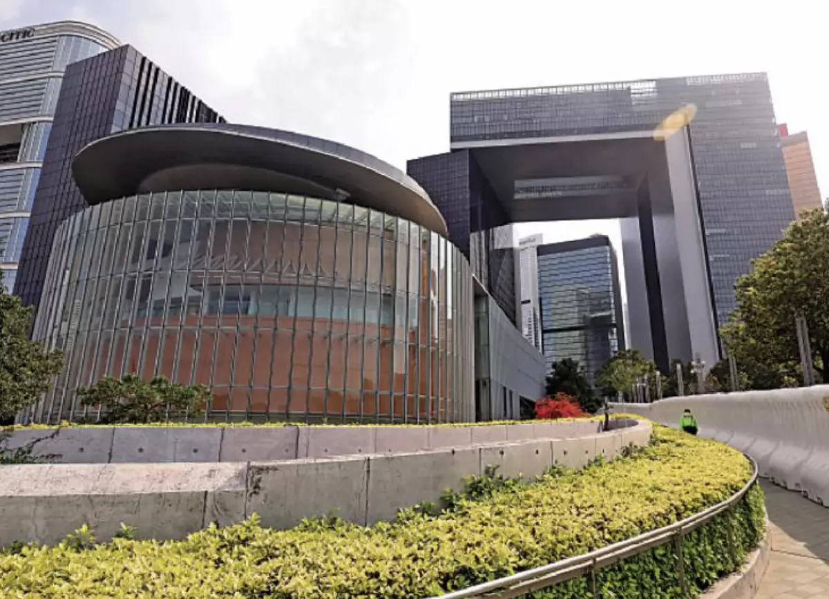 羅崑：【制裁在前 革命在後】