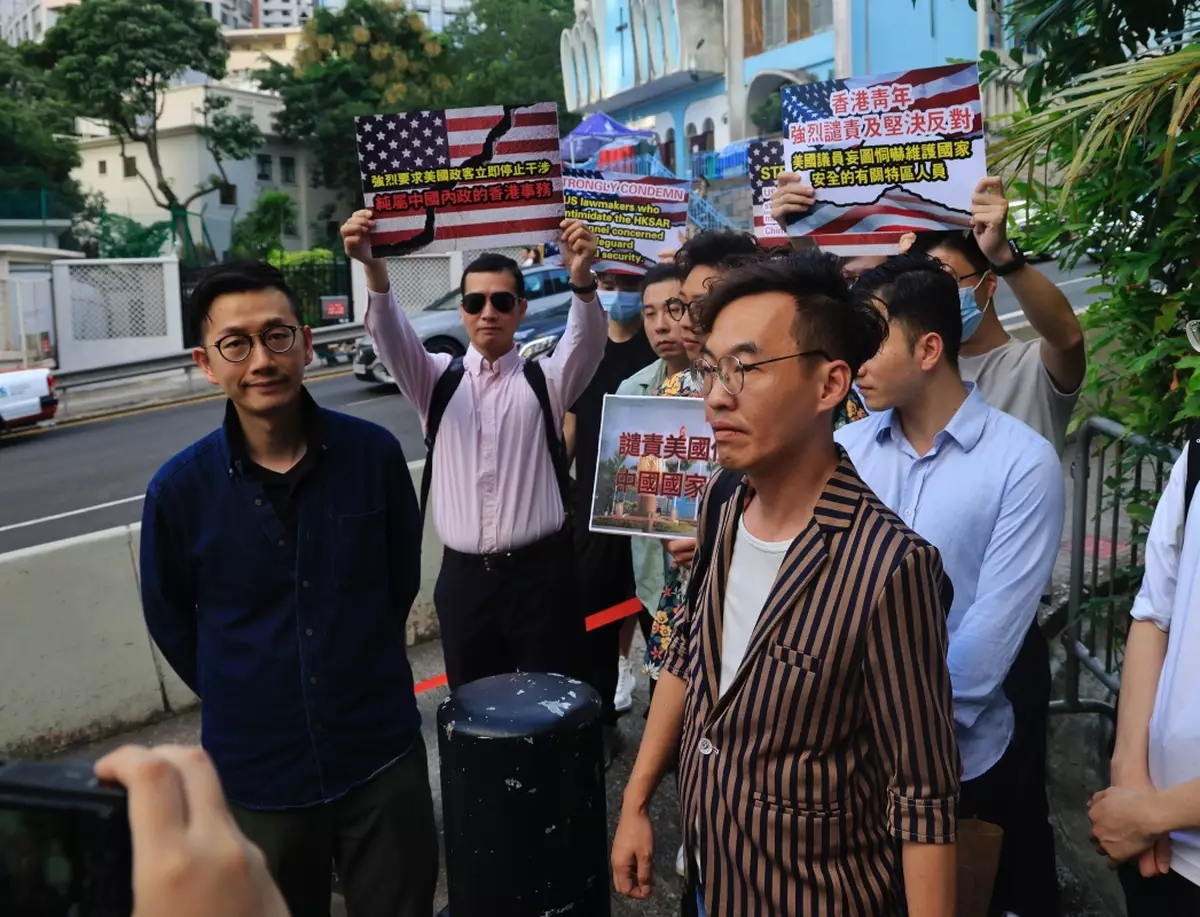 二十多名香港青年赴美領館抗議 反對美國政客恫嚇維護國家安全的香港特區人員、干預香港事務