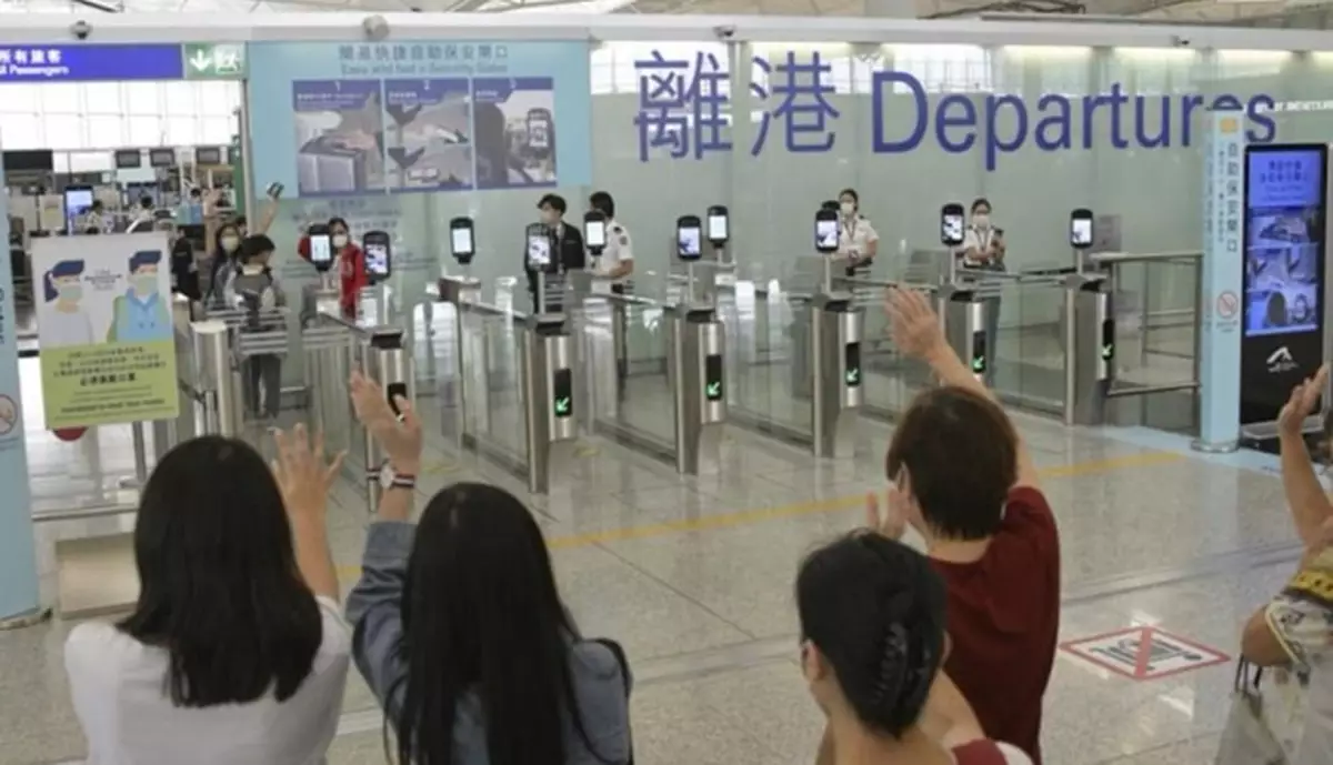 禁區內轉讓登機證助內地居民偷渡加拿大  港人罪成判囚32個月