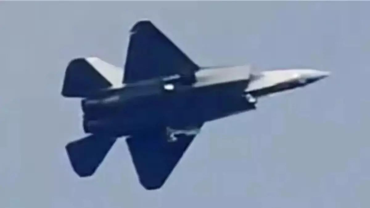 解放軍空軍版殲-31 隱形戰鬥機公開現身 美媒：美軍數量優勢在快速消失