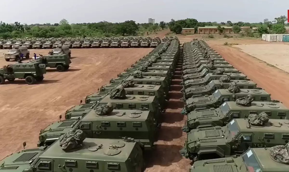 久等了，布基納法索！ 90輛中國戰車抵達 盛大典禮擺滿機槍