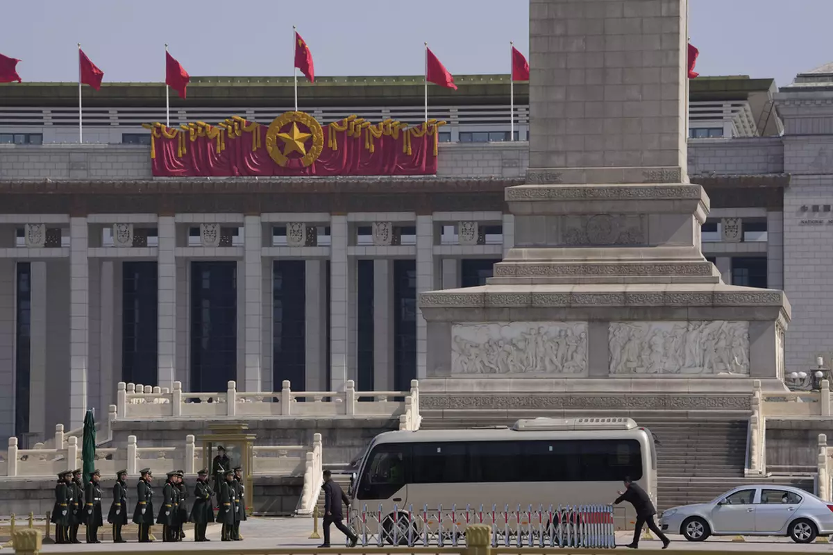 風雲突變。訪京絡繹於途,換旗掛旗真忙