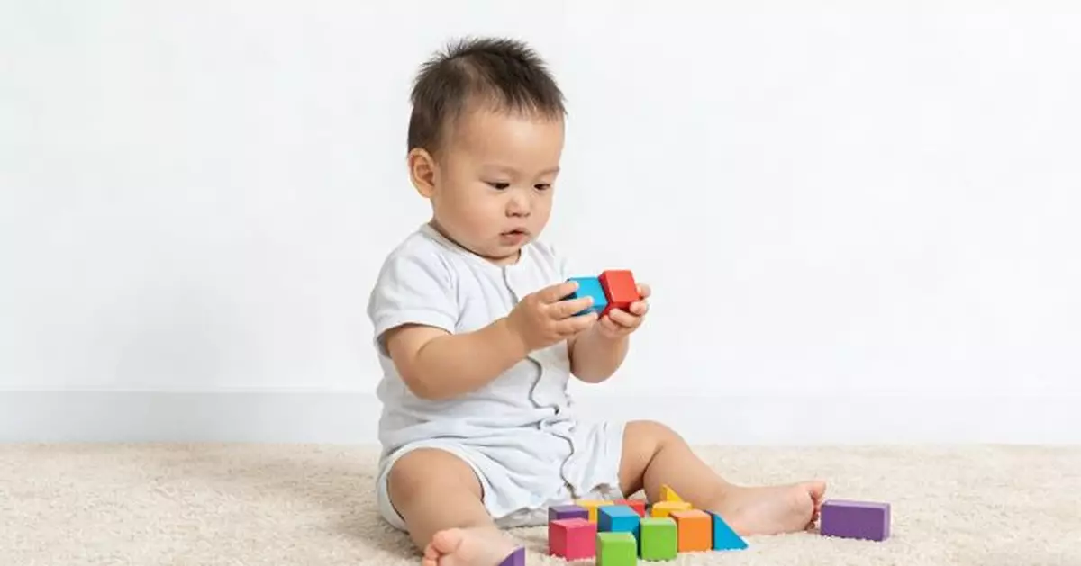 BB手腳凍、打乞嗤=凍親？當長老永遠覺得BB凍...