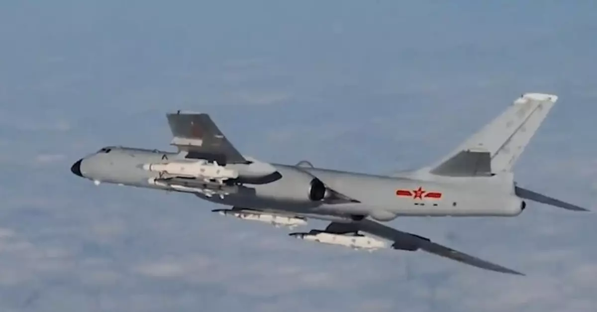 無視外機、從容穿越！轟-6K突破「第一島鏈」，震懾美軍圍堵野心