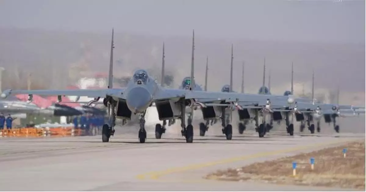 西部戰區250架戰機秘密演習曝光　停機坪機群綿延4公里　美媒驚呼規模史無前例實戰化