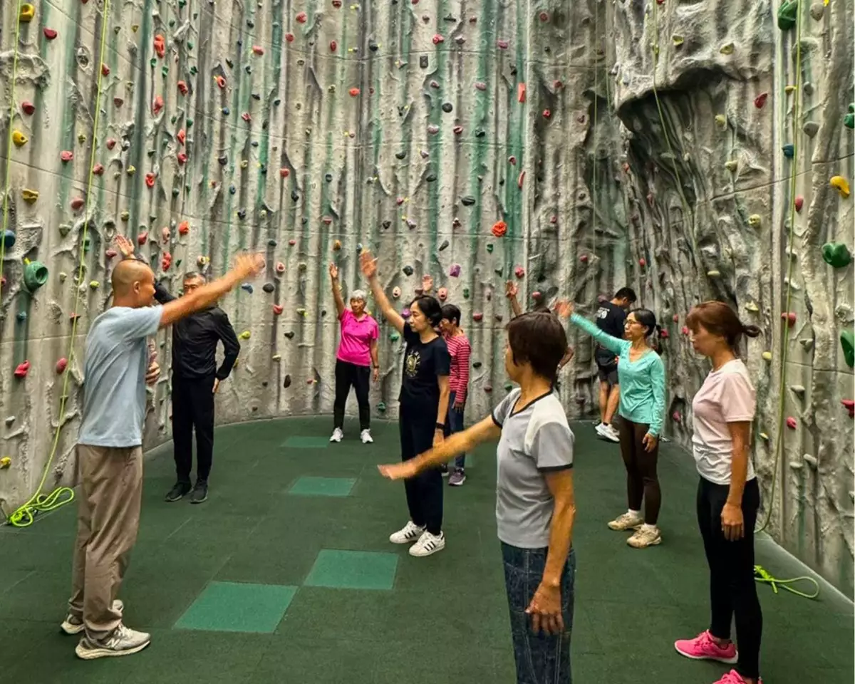 【銀齡攀峰：「高牆」不再是阻礙，而是人生的新方向】