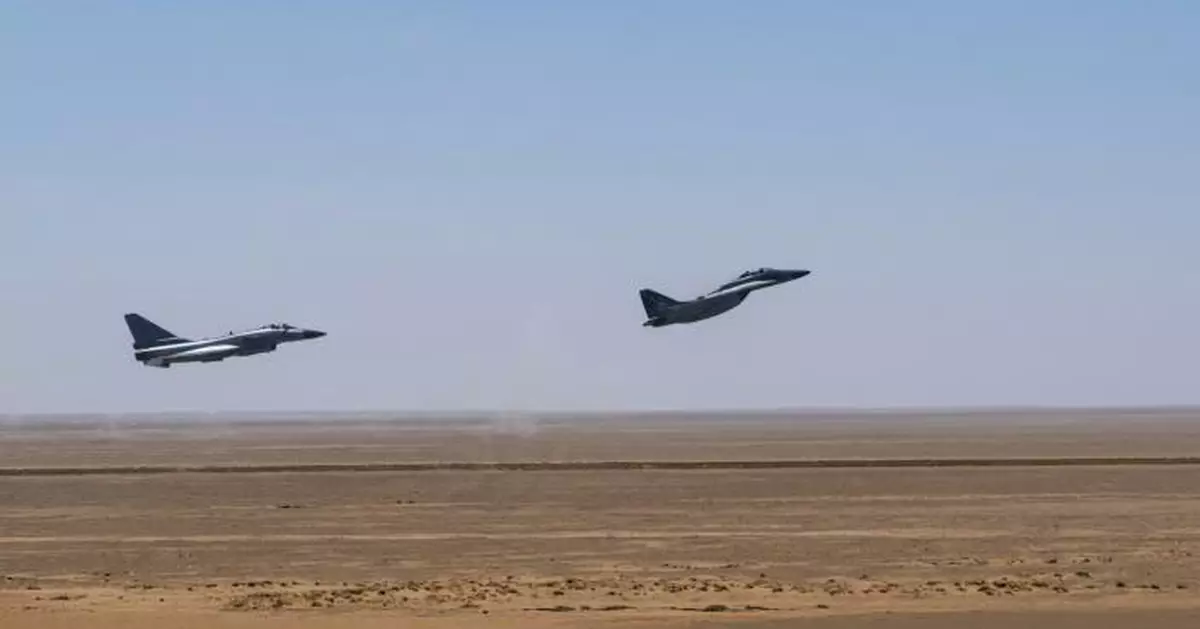 殲-10C借預警機引導「擊落」殲-20，央視揭秘「A射B導」，助四代半戰機制勝F-35