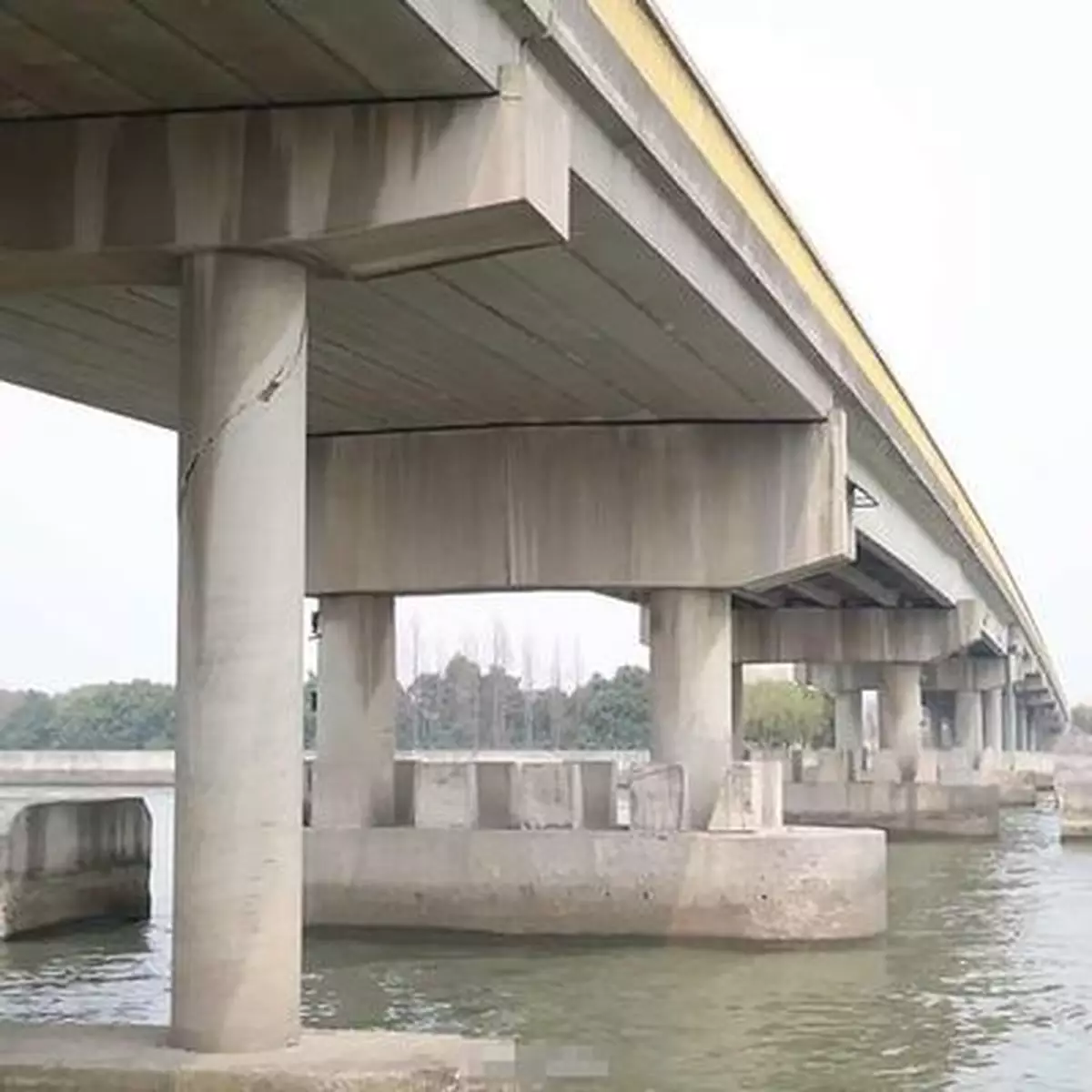 上海斜塘大橋被船撞  橋面傾斜或倒塌