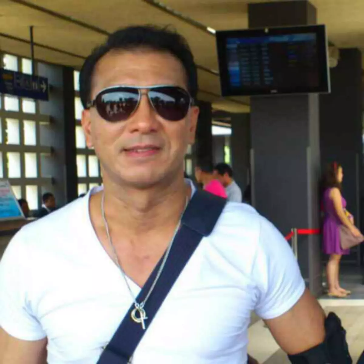 收腹第三式:空中伸腿