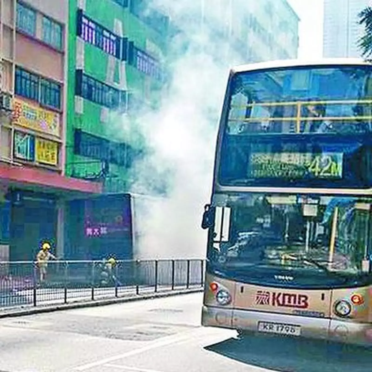 九巴冒煙　路過車長「拔筒相助」救火