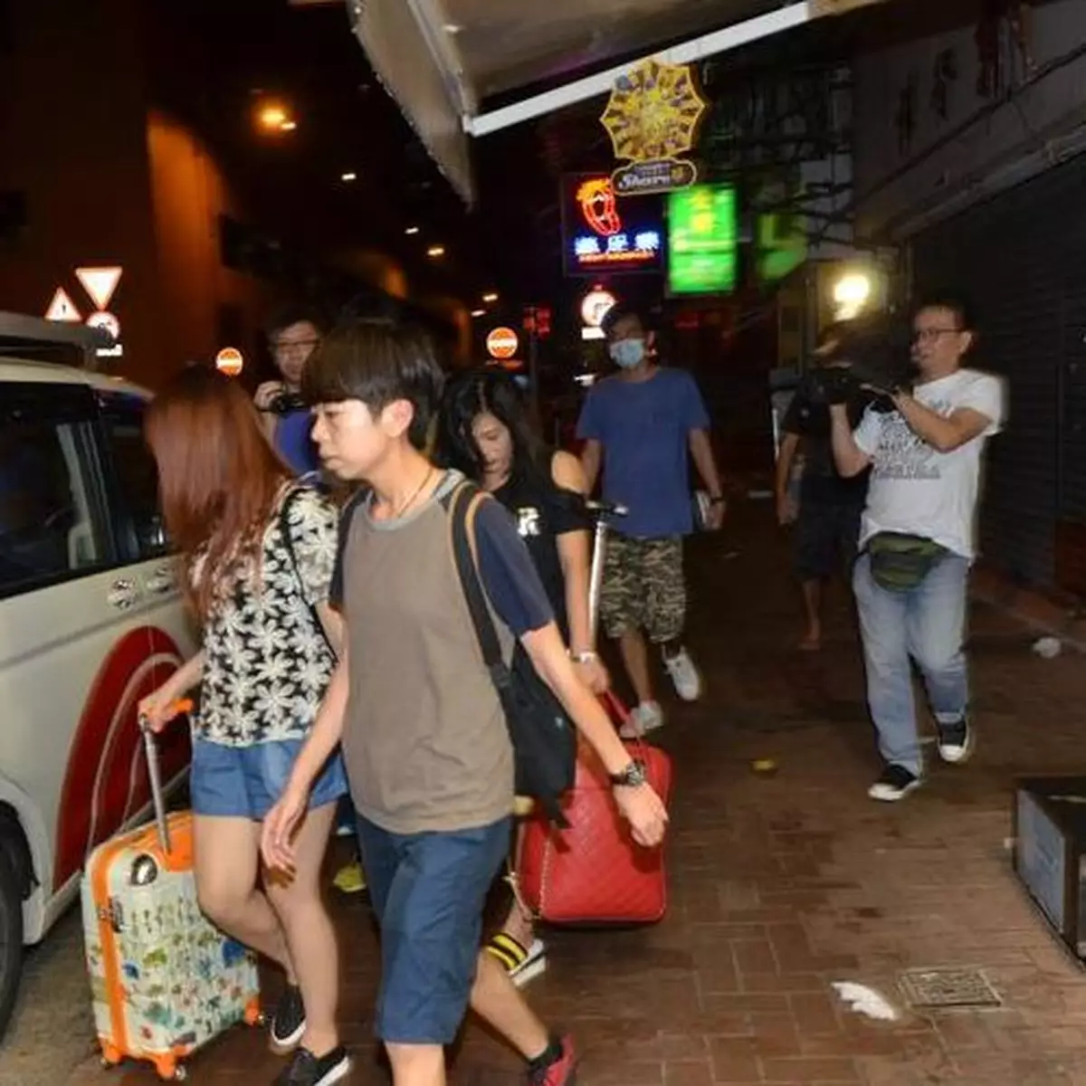 警方荃灣掃黃拘12名內地女子