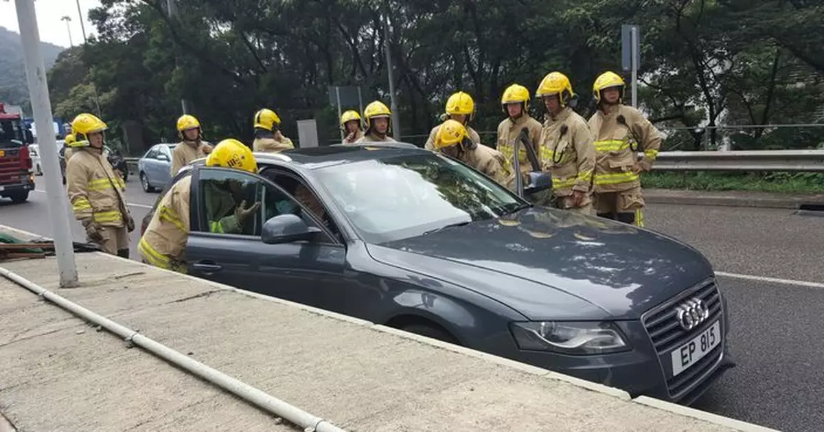 獅隧公路兩車相撞1人傷 現場交通擠塞