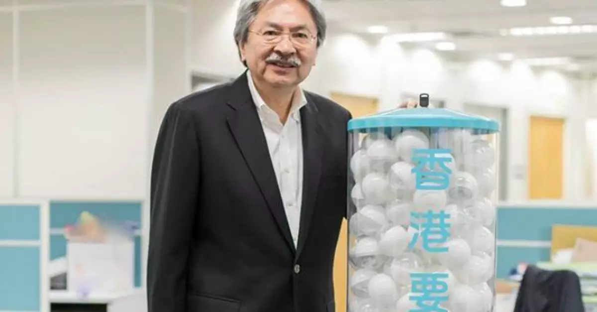 曾俊華推襟章扭蛋機「任扭」網民:想扭個希望