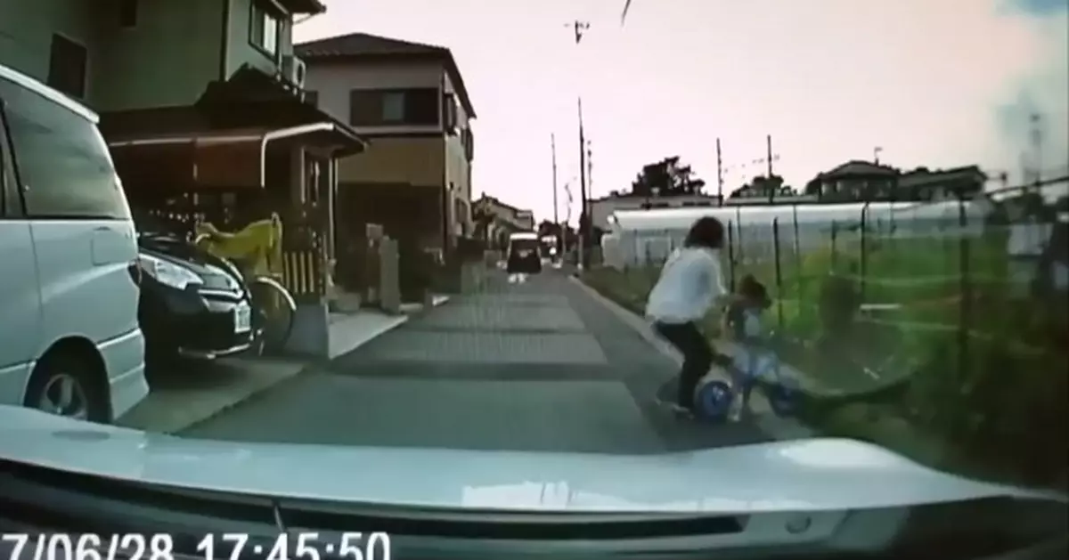 踏單車衝出馬路險被撞 小童遭母一巴「星」落地