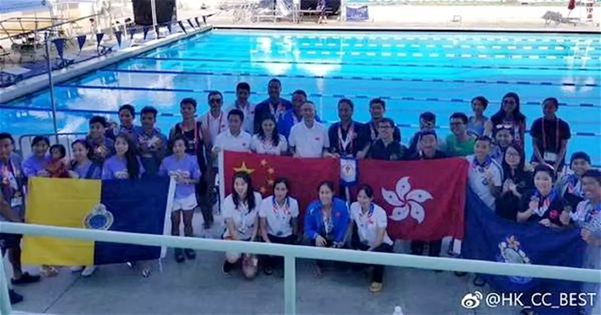 世警會港隊讓拿國旗的中國隊先行