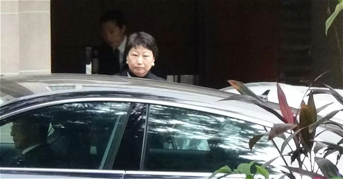 鄭若驊大宅懷疑僭建難説不知情  出來致歉圖滅火