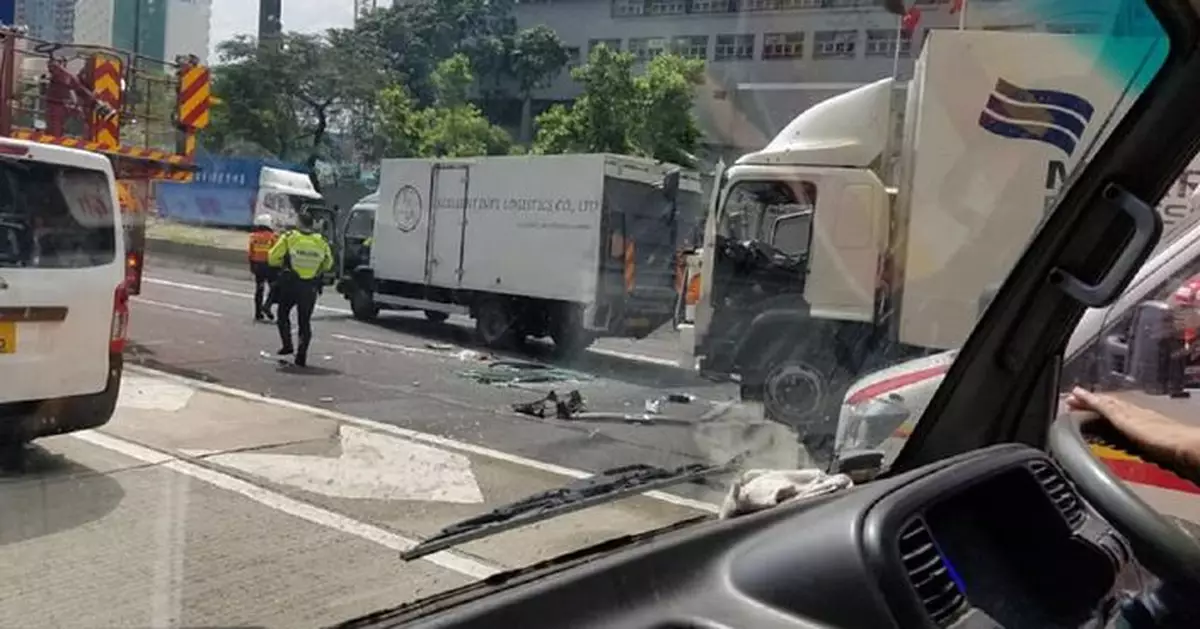 兩中型貨車追撞司機被困 荔枝角道塞到大角嘴