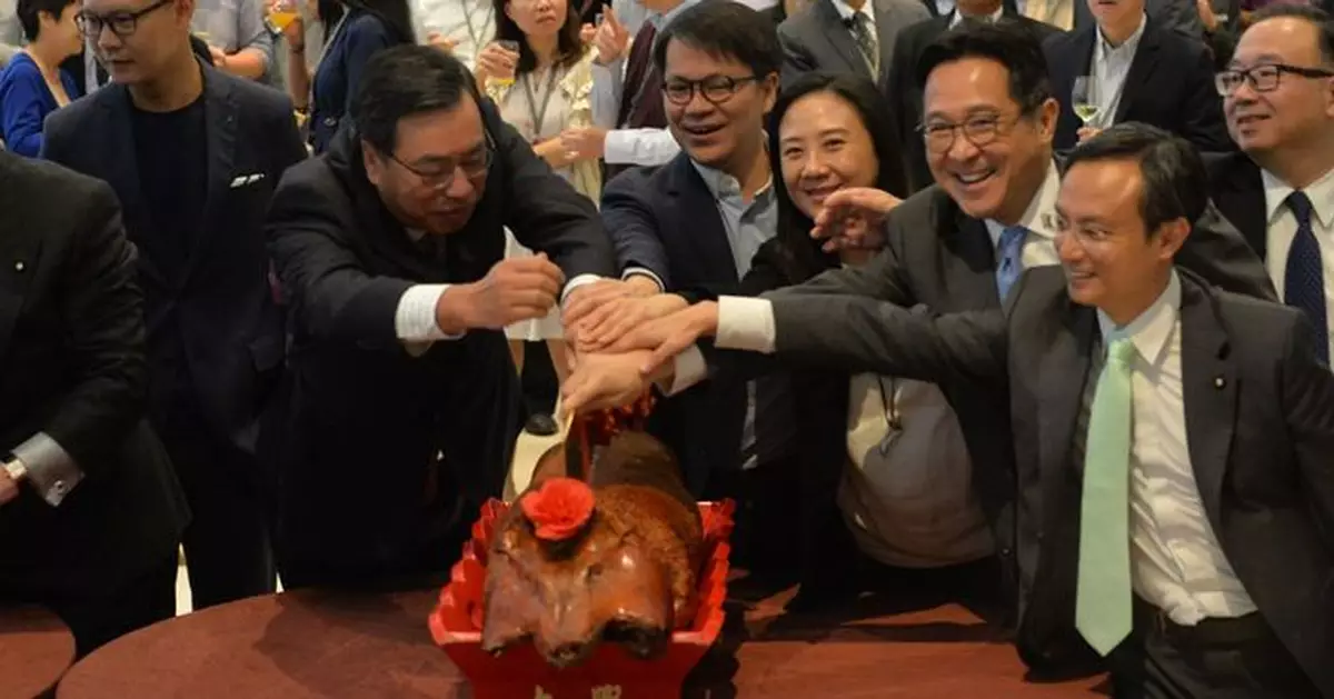 立會煞科兩派高歌《友誼萬歲》 曾鈺成曾德成兩兄弟齊合唱
