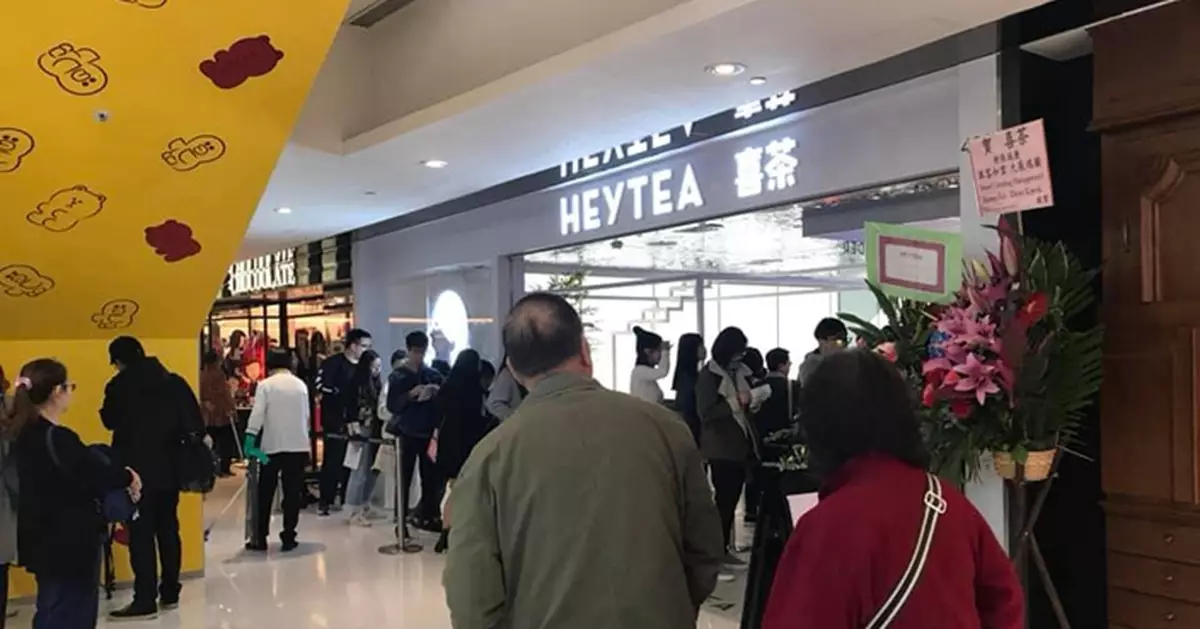 「喜茶」沙田分店排隊人潮不減 網民不解：真係咁得閒