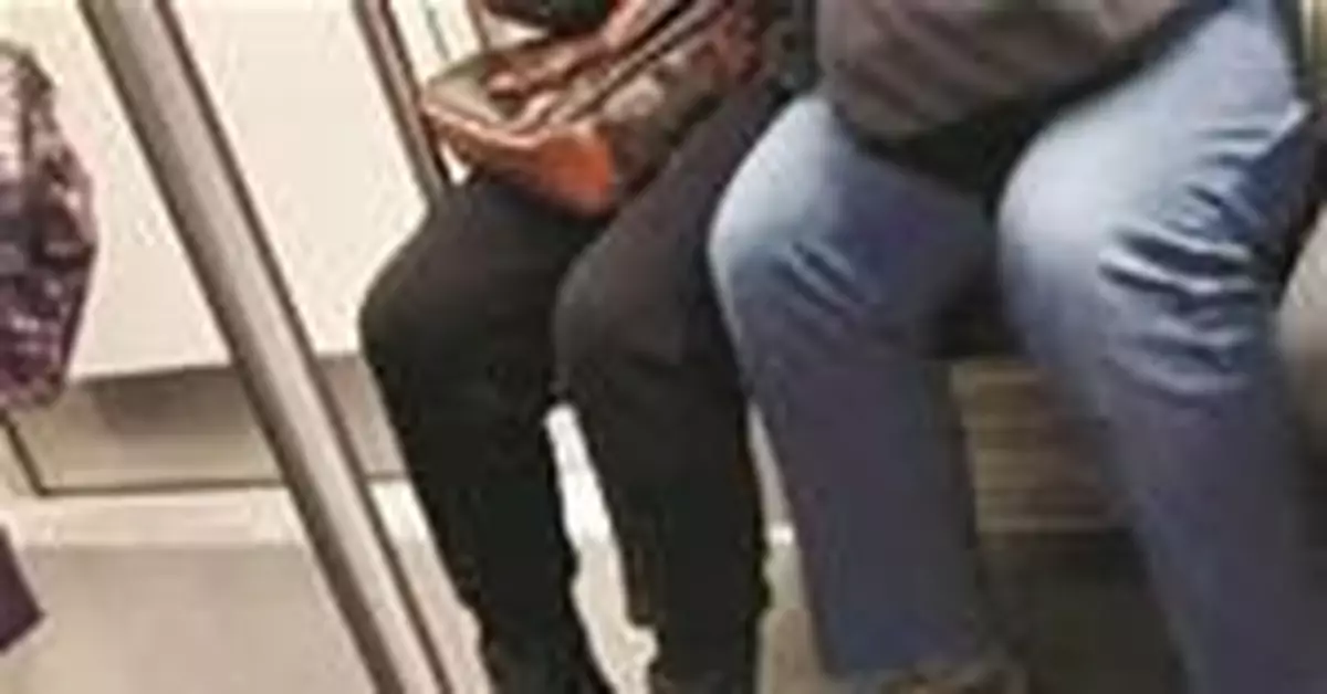 女子地鐵車廂內點燃奶茶杯 幸被一名乘客踩滅