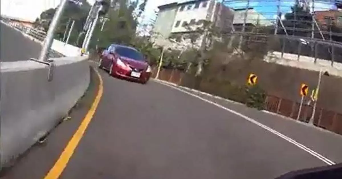 一段逆向行車影片 竟引起百名網友激戰