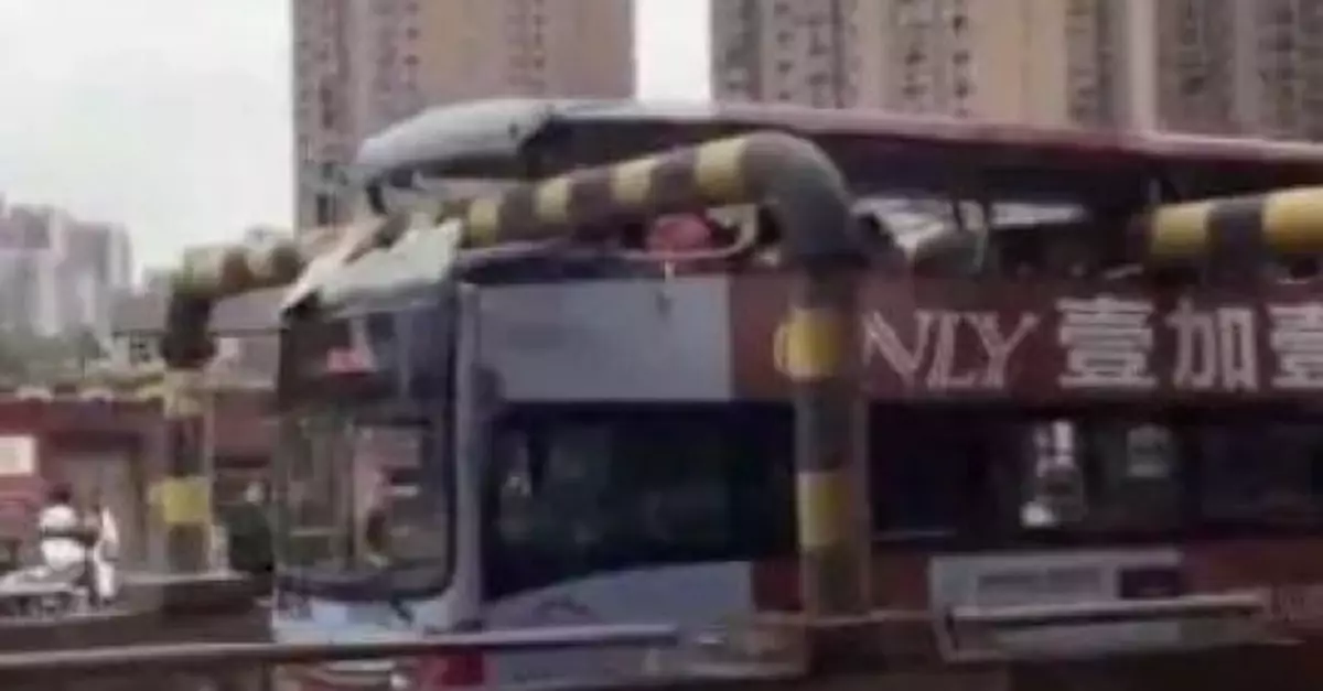 2死6傷 武漢雙層巴士撞限高架被「削頂」發生啥？